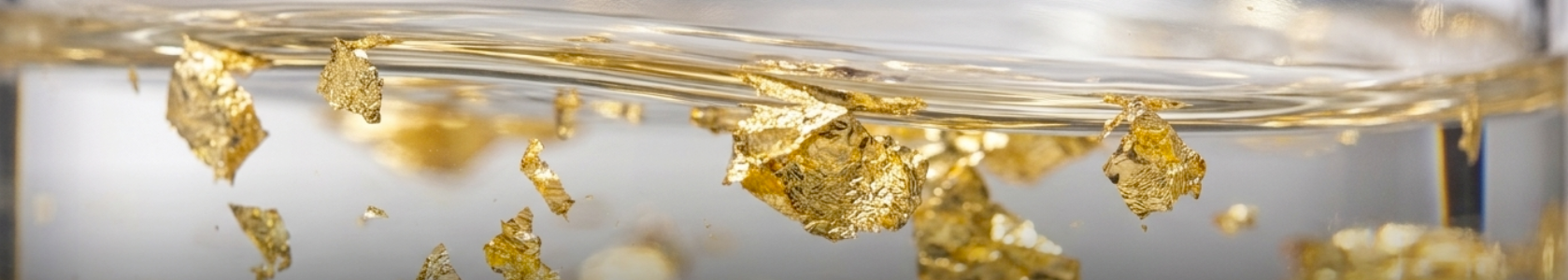 Hojuelas de oro de 24k flotando en el tequila